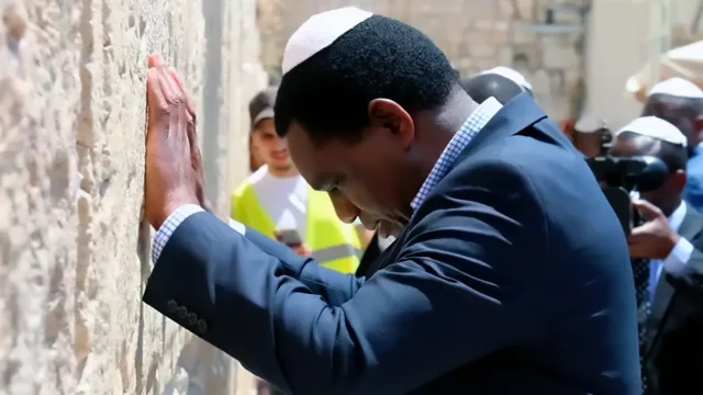 Presidente de Zambia ora en el Muro Occidental