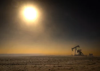 Petróleo se mantiene en alza mientras perforaciones disminuyen