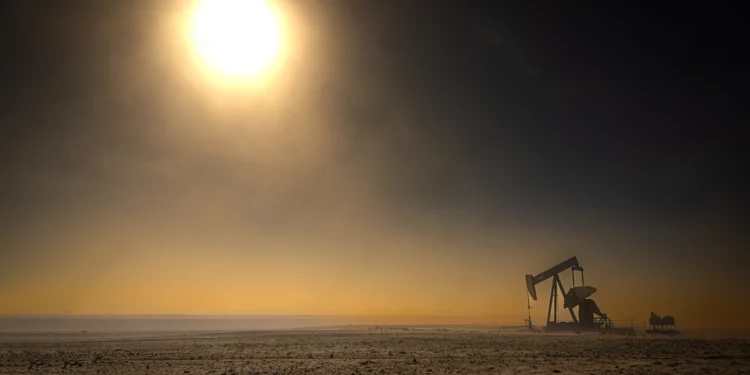 Petróleo se mantiene en alza mientras perforaciones disminuyen