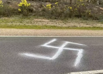 Esvástica nazi pintada en carretera de Australia