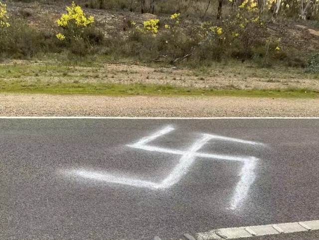 Esvástica nazi pintada en carretera de Australia