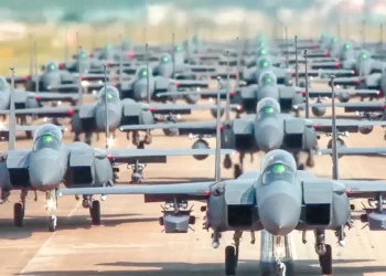 EE. UU. exhibe 24 cazas F-15 en “marcha de elefantes”