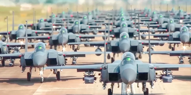 EE. UU. exhibe 24 cazas F-15 en “marcha de elefantes”