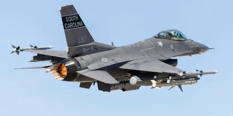 EE. UU. invierte $818M para modernizar flota de F-16 Adversary