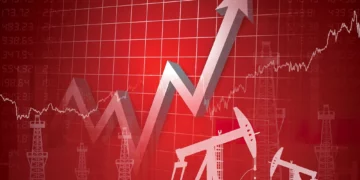 Las grandes petroleras prevén una mayor producción de esquisto este año En la última temporada de resultados, varias grandes petroleras de esquisto han revisado sus previsiones de producción para este año. Sorprendentemente, las revisaron al alza. Las revisiones se atribuyeron al aumento de la productividad de los pozos que, según un reciente informe de Bloomberg, había sido una sorpresa. Gracias a esa sorpresa, la producción de petróleo de Estados Unidos iba a crecer este año más de lo previsto. O tal vez no, si hemos de creer a los analistas encuestados por Reuters sobre su visión de la industria de esquisto estadounidense. Según estos analistas, se necesitaría algo más que un sorprendente cambio de tendencia en la productividad de los pozos para impulsar significativamente la producción de petróleo de esquisto en Estados Unidos. El "sorprendente" aumento de la productividad de los pozos puede haber sido inesperado para los medios de comunicación, pero desde luego no lo fue del todo para el sector. La razón: las empresas que comunicaron esas mejoras de productividad dijeron que habían estado trabajando para mejorar la eficiencia de sus perforaciones. Y han visto resultados. Pioneer Natural Resources, cuyo Consejero Delegado, Scott Sheffield, advirtió el año pasado que el auge del esquisto se había acabado, citando, entre otras cosas, la productividad de los pozos, se ha jactado ahora de mayores rendimientos gracias a la mayor longitud de los laterales de los pozos. Chevron registró una producción récord en el segundo trimestre al centrarse en la parte texana del Pérmico en lugar de en la parte de Nuevo México. La empresa espera que la producción del Pérmico aumente un 10% este año. Sin embargo, los analistas encuestados por Reuters sostienen que esto no bastará para aumentar significativamente la producción total de Estados Unidos, no con las actuales tasas de perforación, que siguen siendo bajas. Los proveedores de servicios petrolíferos dieron la voz de alarma el mes pasado. Afirmaron que la demanda de estos servicios en la zona de esquisto estaba disminuyendo, y las tres grandes empresas del sector -SLB, Halliburton y Baker Hughes- informaron de un descenso del negocio en Norteamérica. "Durante el segundo trimestre se redujo la actividad de fracturación hidráulica, lo que provocó un aumento del espacio en blanco en nuestro calendario", declaró al FT Chris Wright, director ejecutivo de Liberty Energy. Wright también afirmó que la empresa podría verse obligada a reducir el número de su flota de fracking en el futuro si la demanda se mantiene al mismo nivel. Así pues, por un lado, las empresas de exploración y producción registran mayores índices de productividad de los pozos, mientras que sus proveedores de servicios petrolíferos informan de una menor actividad de perforación. Entretanto, la EIA revisó al alza su previsión para el total de petróleo estadounidense de este año hasta un récord de 12,8 millones de bpd, frente a una previsión anterior de 12,6 millones de bpd. Según las estimaciones de la EIA, la semana pasada la producción ya alcanzó los 12,6 millones de bpd. La propia industria parece estimar el aumento anual de la producción en 850.000 bpd, gracias a estos laterales más largos y a los menores costes de perforación. La EIA también cita el aumento de los precios del petróleo como motor de la mayor producción. Sin embargo, los analistas señalan que los pozos de esquisto se agotan rápidamente y que se necesitaría mucha más actividad de perforación para contrarrestar este proceso natural y aumentar considerablemente la producción al mismo tiempo. Pero las grandes petroleras de esquisto no lo están haciendo. Siguen siendo disciplinadas a pesar de la subida de los precios. Lo que todo esto sugiere es que, por muy alta que sea la producción estadounidense este año, no es muy probable que suba lo suficiente como para ejercer una presión significativa sobre los precios internacionales, entre otras cosas por la tasa récord de exportaciones de petróleo de Estados Unidos. Estas exportaciones están presionando a la baja los índices de referencia, pero, una vez más, tiene sus límites: Arabia Saudí sigue siendo un exportador de crudo mucho mayor que Estados Unidos, al igual que Rusia, y ambos han puesto topes a la producción o a las exportaciones. Arabia Saudí también ha advertido de que podría dar un paso más e intensificar sus recortes de producción para mantener los precios al alza. Esto es una buena noticia para los perforadores de esquisto. Les da la oportunidad de gastar menos, bombear más y ganar más dinero vendiendo esa mayor producción en el extranjero gracias a la sólida y resistente demanda del que fuera el mayor mercado de Rusia, Europa, así como del mayor mercado mundial de petróleo, Asia.