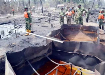 Nigeria destruye 36 refinerías ilegales en el delta del Níger