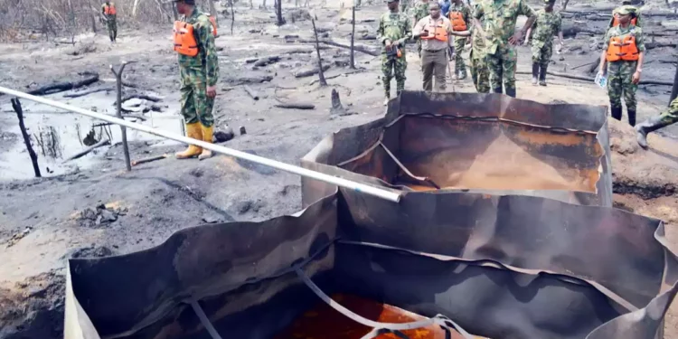 Nigeria destruye 36 refinerías ilegales en el delta del Níger
