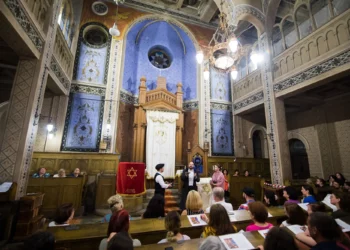Producción teatral revive pasado judío en sinagoga rumana