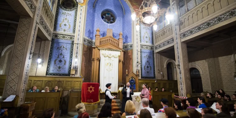 Producción teatral revive pasado judío en sinagoga rumana
