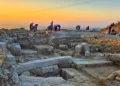Anfiteatro militar romano de color rojo sangre hallado en Israel