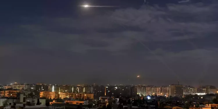 Ataques aéreos israelíes en Damasco hieren a soldado sirio