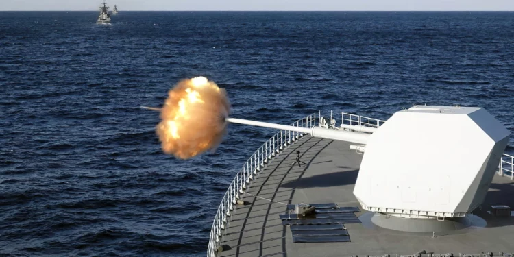 El cañón principal del destructor de misiles guiados chino Nanchang ataca un objetivo durante el simulacro militar chino-ruso "Joint Sea-2021" cerca del golfo Pedro el Grande el 15 de octubre de 2021 en Rusia. (Foto de Sun Zifa/China News Service vía Getty Images)