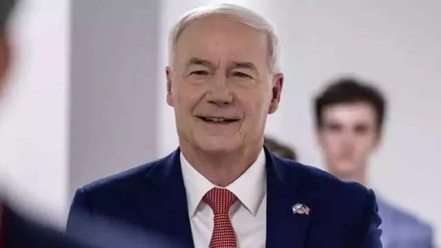 Candidato republicano lleva pin de bandera israelí en debate