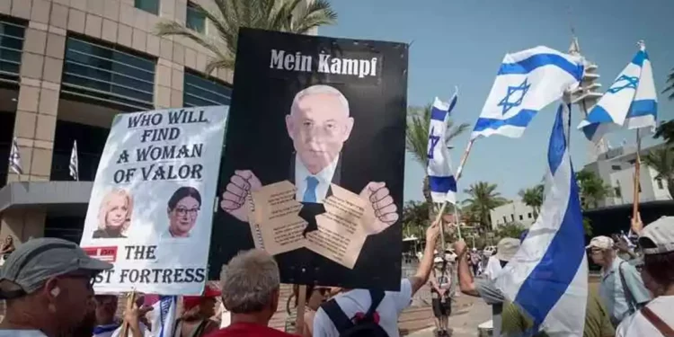 Cartel izquierdista compara a Netanyahu con Hitler