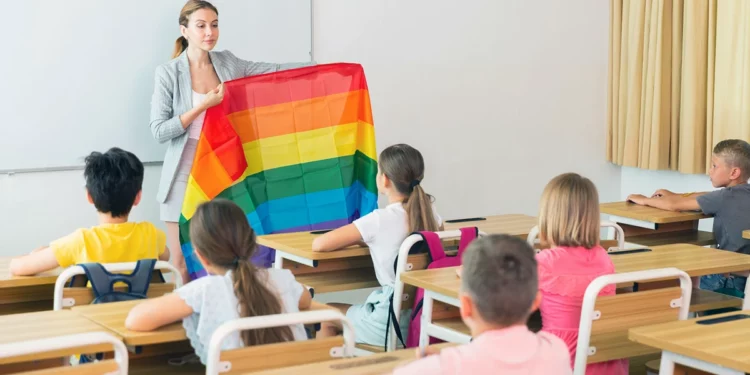 Padres canadienses exigen el fin del currículo LGBT en las escuelas