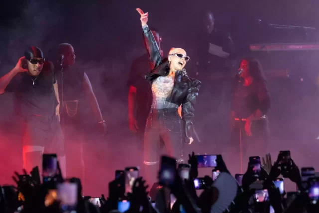 Christina Aguilera deleita a Israel en concierto