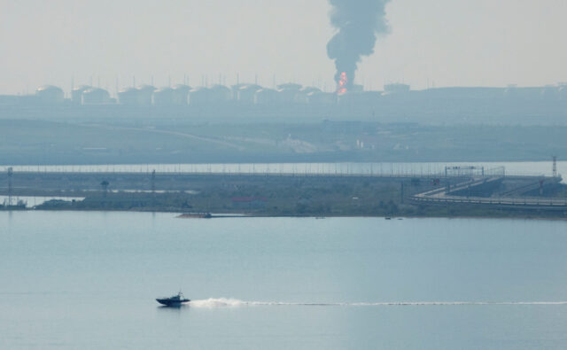 Ucrania ataca puente clave controlado por Rusia en Crimea