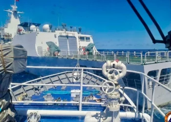 China dispara cañones de agua contra barcos filipinos en aguas disputadas