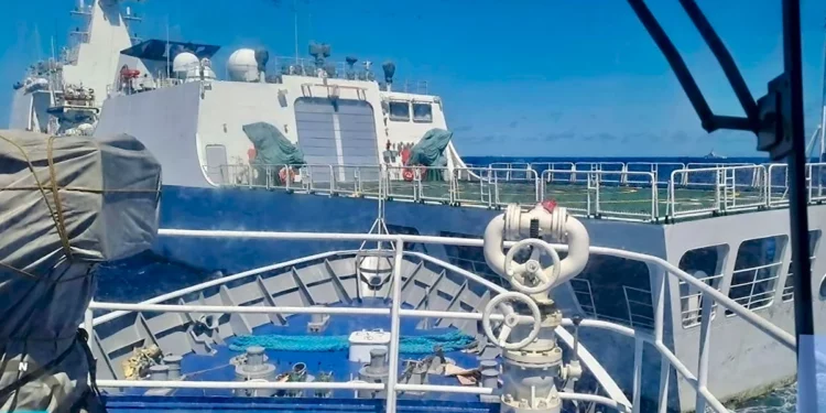 China dispara cañones de agua contra barcos filipinos en aguas disputadas