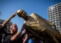 Coronando una estatua de Netanyahu en Tel Aviv (archivo)
Miriam Alster/Flash90