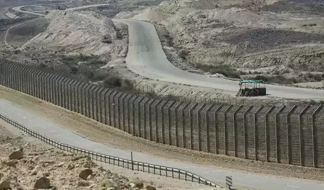 Vista de la autopista 10, en la frontera sur de Israel con Egipto. (Moshe Shai/Flash90)