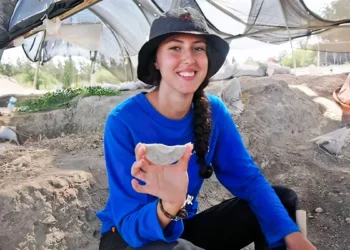 Estudiante halla “espejo mágico” en excavación en Israel