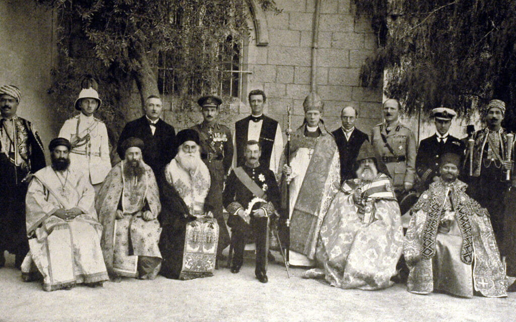 Herbert Samuel, sentado en el centro, con líderes de la iglesia de Jerusalén y funcionarios británicos, 1922. (Dominio público)
