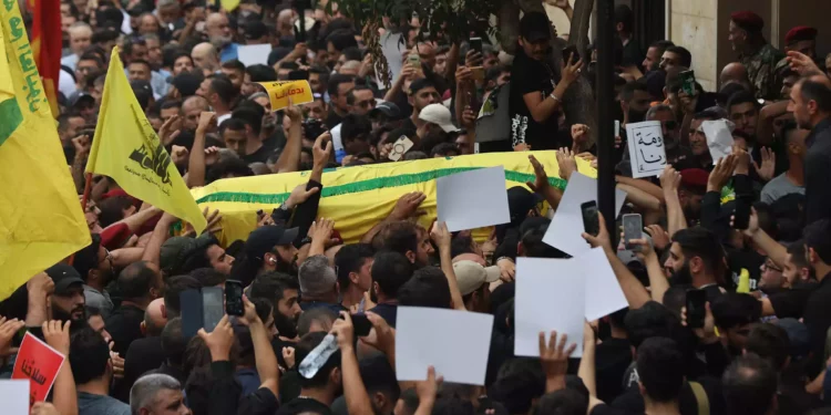Hezbolá entierra a miembro tras enfrentamientos en Beirut