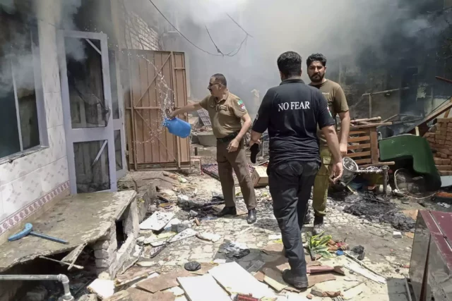 Musulmanes atacan tres iglesias cristianas en Pakistán