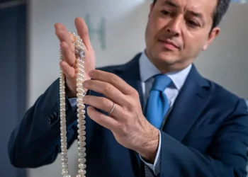 Christie's suspende subasta de joyas ligadas al legado nazi