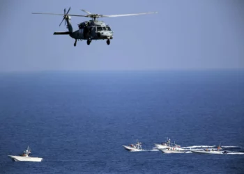 Un helicóptero estadounidense MH-60 Seahawk sobrevuela las patrullas de botes de la Guardia Revolucionaria iraní en el Estrecho de Hormuz el 21 de diciembre de 2018. (Jon Gambrell/AP)