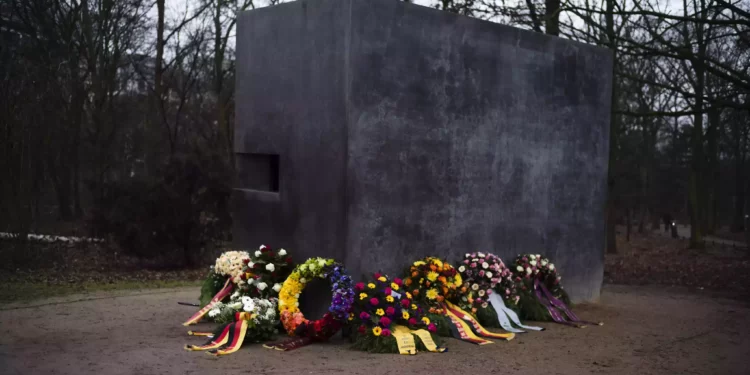 Vandalizan monumento a homosexuales víctimas de nazis