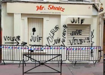 Aparecen pintadas antisemitas en restaurante kosher parisino