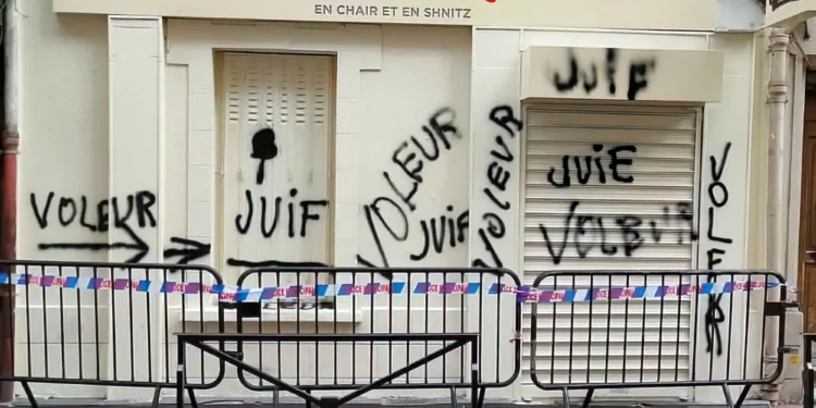 Aparecen pintadas antisemitas en restaurante kosher parisino