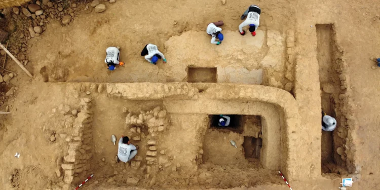 Descubrimiento en Perú: muro policromado de 4.000 años de antigüedad
