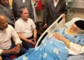 Alcalde de Nueva York visita a un rabino jasídico hospitalizado