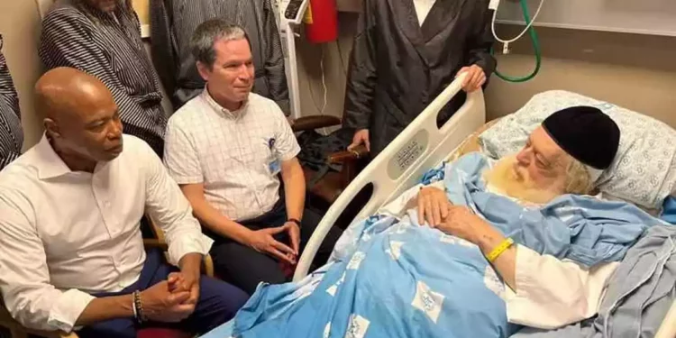 Alcalde de Nueva York visita a un rabino jasídico hospitalizado