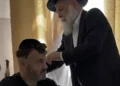 Rabino ora con soldado ucraniano superviviente