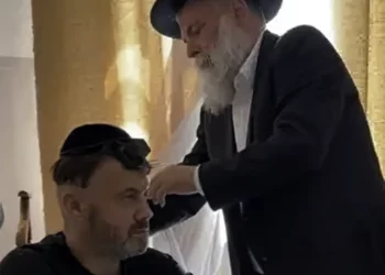 Rabino ora con soldado ucraniano superviviente