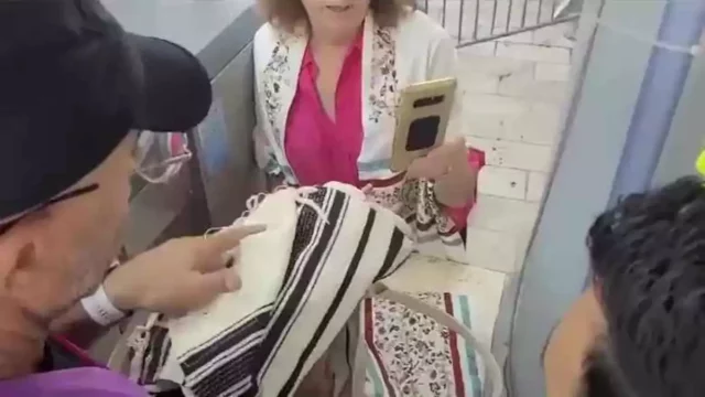 Movimiento feminista judío intenta llevar un Séfer Torá al Kote