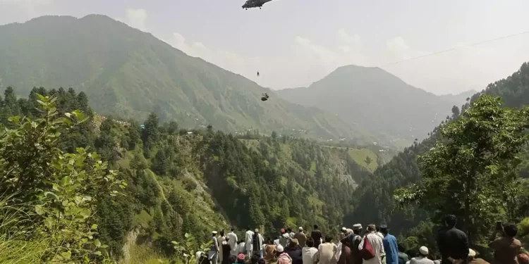 Intentan rescatar 8 civiles atrapados en teleférico en Pakistán