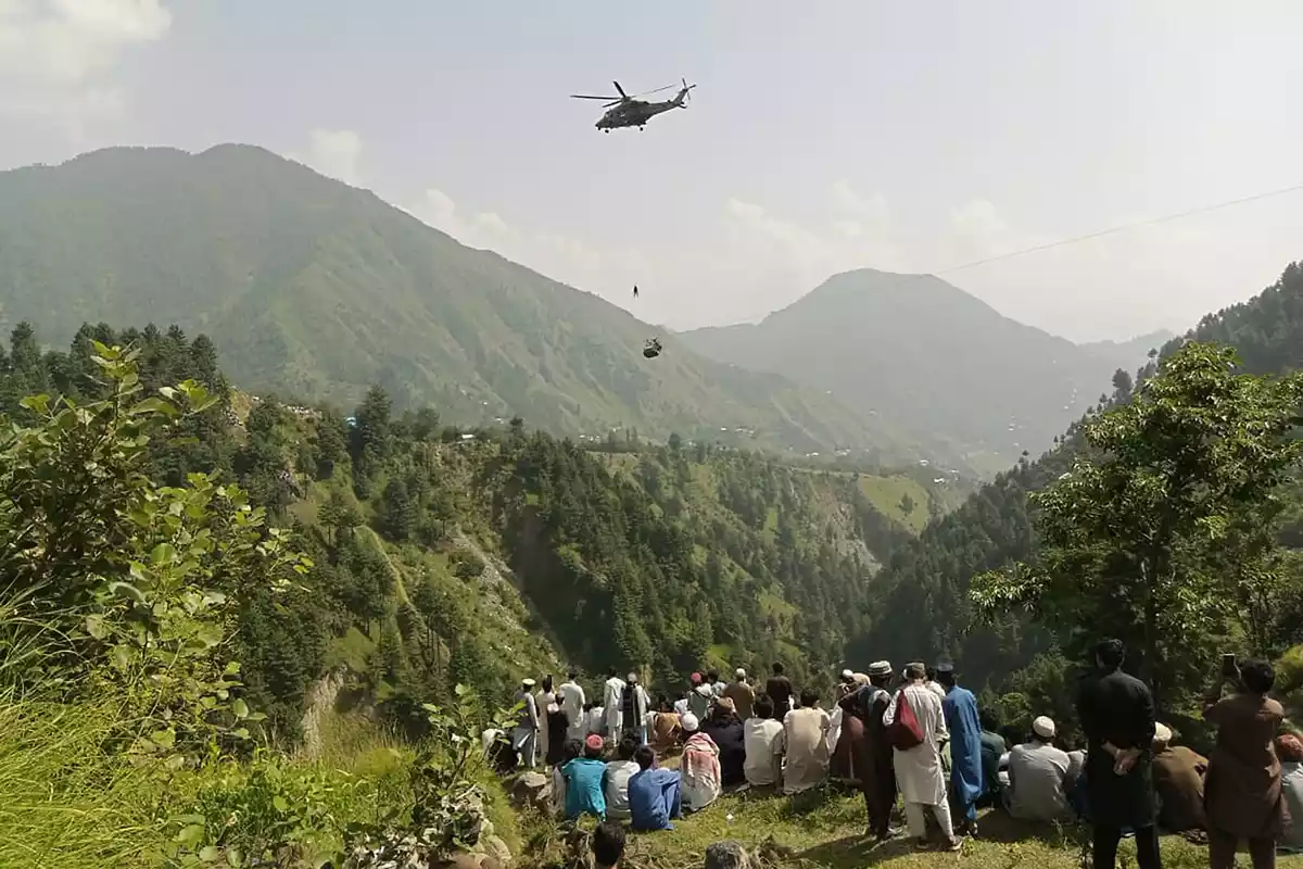 Intentan rescatar 8 personas atrapadas en teleférico en Pakistán