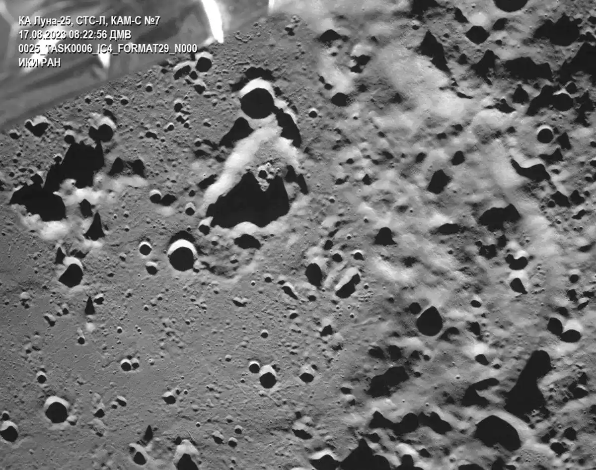 What did the Chinese spacecraft find in the hidden passages on the moon?
