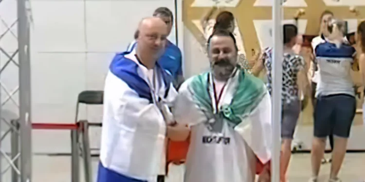 Irán suspende de por vida a atleta por saludar a competidor israelí