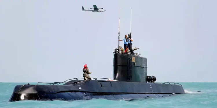 Irán presume nuevos submarinos y advierte a EE.UU