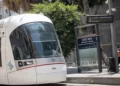 Manifestantes de izquierda se esposan al tranvía de Tel Aviv