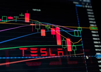 Tesla cae frente a BYD en mercado de autos eléctricos en China