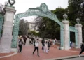Arrojan mariscos a fraternidad judía en Universidad de California