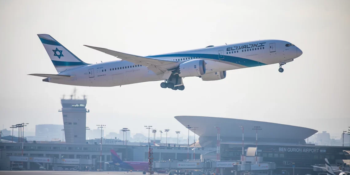 Vuelo de El Al a Nueva York retrasado por aves en hangar de carga