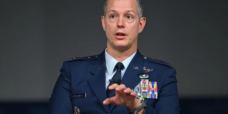 El Tte. Gral. Alexus G. Grynkewich, comandante de las Fuerzas Aéreas Centrales, habla en la Conferencia Aérea, Espacial y Cibernética, 19 de septiembre de 2022. Foto de servicio.